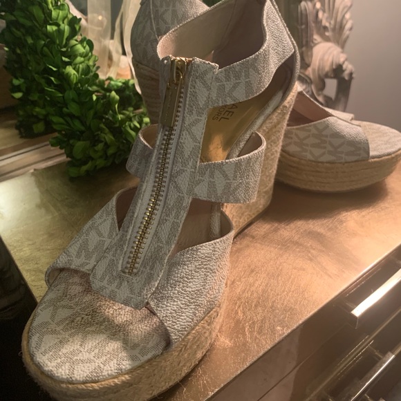 Micheal Kors size 8 wedges - Picture 2 of 2